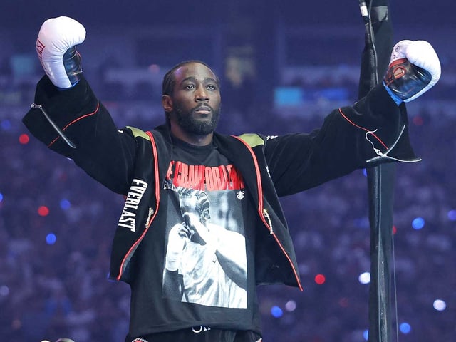 Terence Crawford con los brazos en alto.