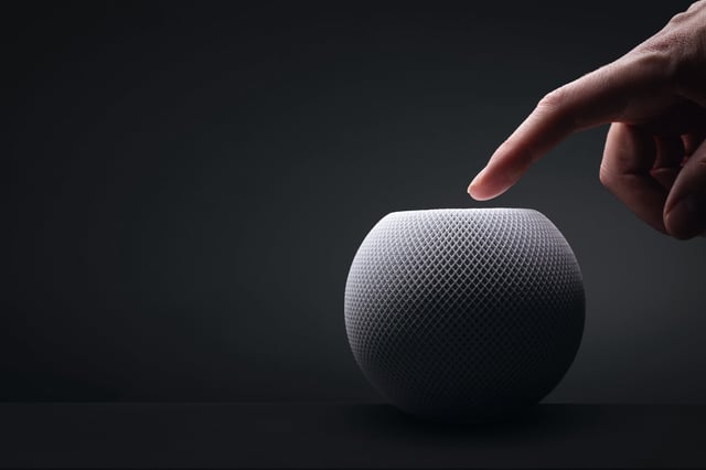 OpenAI está desarrollando un dispositivo propio para interactuar con ChatGPT; sería un parlante conectado (en la foto, un HomePod Mini de Apple)