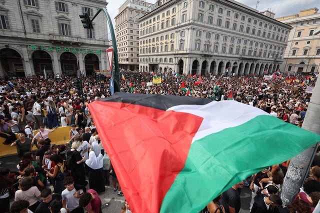 Miles de personas bloquean Roma y otras ciudades italianas por la ofensiva israelí en Gaza