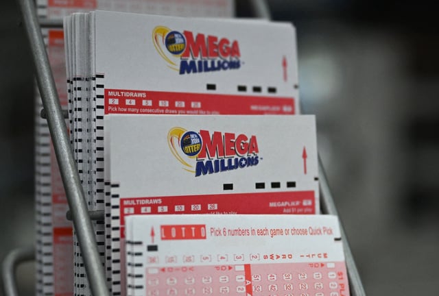 Revisa esta nota para que conozcas si es posible comprar boletos del Mega Millions en línea. (Foto: ANGELA WEISS / AFP)