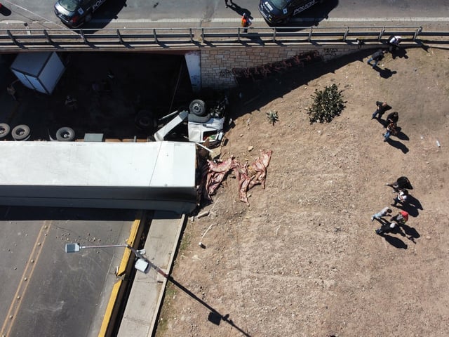Mendoza. El vuelco de un camión frigorífico con carne provocó tensión entre vecinos y la Policía. Foto Ramiro Gómez