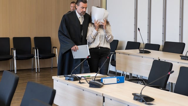 Eine Frau wird angeklagt, die neue Freundin ihres Mannes aus Eifersucht erstochen zu haben.