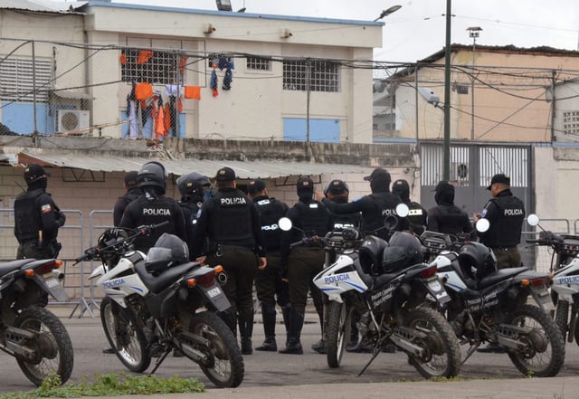 Policías montan guardia frente a la cárcel principal de Machala, Ecuador, el 22 de septiembre de 2025; trece reclusos y un guardia de la prisión murieron (Foto de Ariel Suárez / AFP)