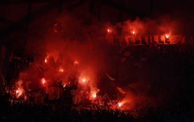 Soccer Football - Ligue 1 - Olympique de Marseille v Paris St Germain - Orange Velodrome, Marseille, France - September 22, 2025 Olympique de Marseille fans are pictured with flags and flares inside the stadium REUTERS/Manon Cruz