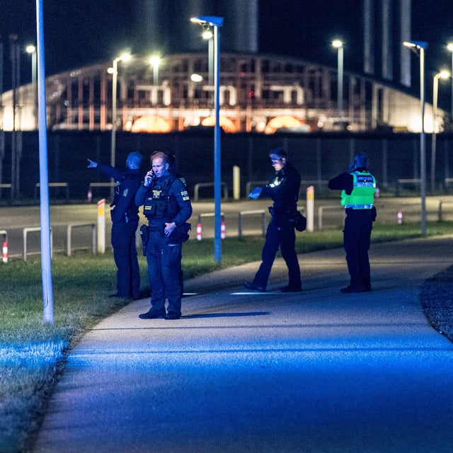 Die dänische Polizei ist am Flughafen Kopenhagen anwesend, wo Flugzeuge aufgrund von Drohnen weder landen noch starten können.