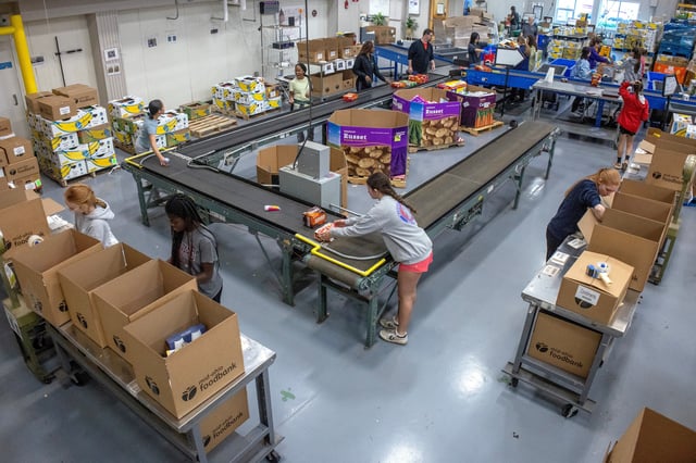 Volunteers sort, organize, and box donations at the Mid-Ohio Food Collective, a food bank which has been part of the backbone of the nation’s anti-hunger system, channeling government support into meals, in Grove City, Ohio, U.S., May 9, 2025. REUTERS/Evelyn Hockstein/File Photo