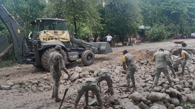 Durante el operativo se evacuaron 240 personas, se retiraron árboles y escombros, además se realizó el desazolve de viviendas afectadas