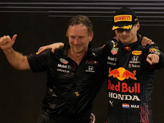 Christian Horner y Max Verstappen, una dupla ganadora en Red Bull en la Fórmula 1. Foto: AP / Hassan Ammar, File
