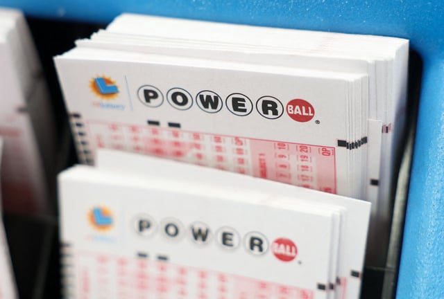 Revisa esta nota para que sepas si se puede comprar boletos de Powerball por Internet. (Foto: Patrick T. Fallon / AFP)