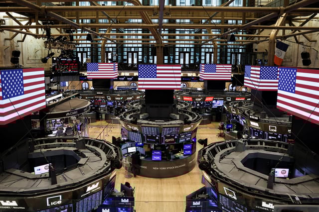 American flags are displayed on screens on the floor at the New York Stock Exchange (NYSE) in New York City, U.S., September 22, 2025. REUTERS/Jeenah Moon