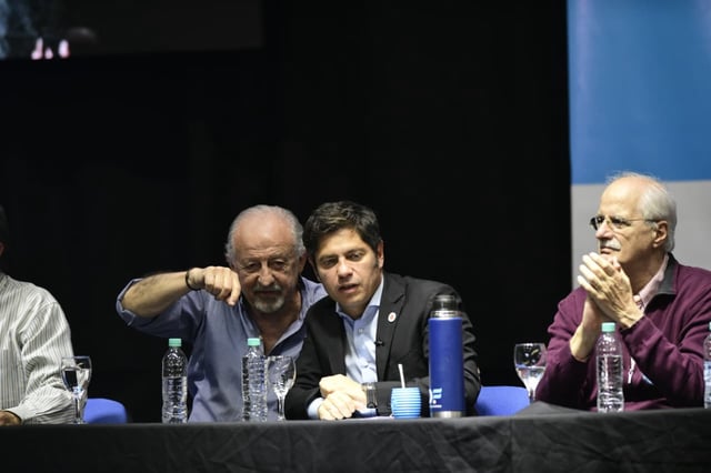 El gobernador Axel Kicillof, en medio de Hugo Yasky y Jorge Taiana, ambos candidatos a diputados nacionales por Fuerza Patria