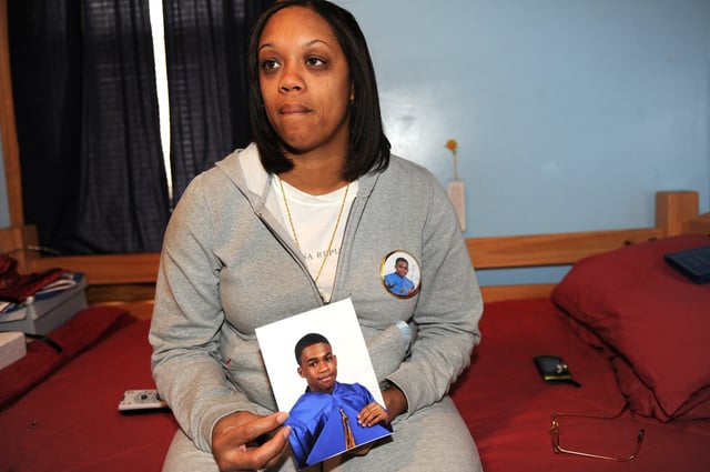 Donna Greaves cries for her son, Kevin Miller, 13, who was killed by a stray bullet, at her Queens home in 2009. (Debbie Egan-Chin / New York Daily News)