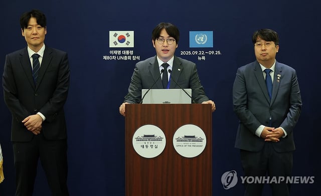 Ha Jung-woo (C), senior presidential secretary for AI policy and future planning, briefs on President Lee Jae Myung's meeting with BlackRock CEO Larry Fink in New York on Sept. 22, 2025, to discuss a partnership in artificial intelligence. (Yonhap) 