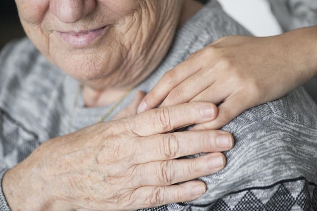 El lecanemab reduce hasta un 27% el avance de la enfermedad, aunque no la cura.