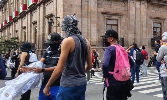Nuevamente bloqueo de presuntos normalistas; ahora, frente a Catedral