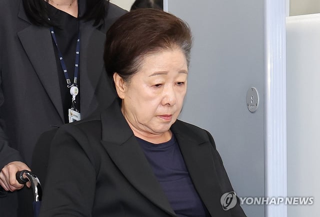 Unification Church leader Han Hak-ja leaves the Seoul Central District Court in southern Seoul on Sept. 22, 2025, after a hearing on her potential arrest over bribery charges linked to former first lady Kim Keon Hee. (Yonhap)