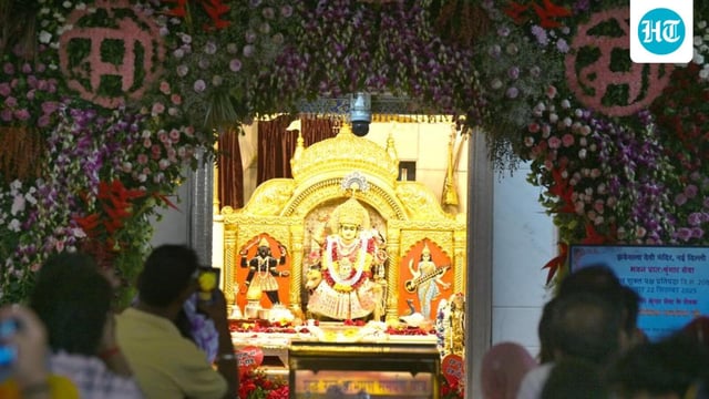 Devotees offer prayers on the first day of Navratri at the Jhandewalan temple. (Sonu Mehta/HT Photo)