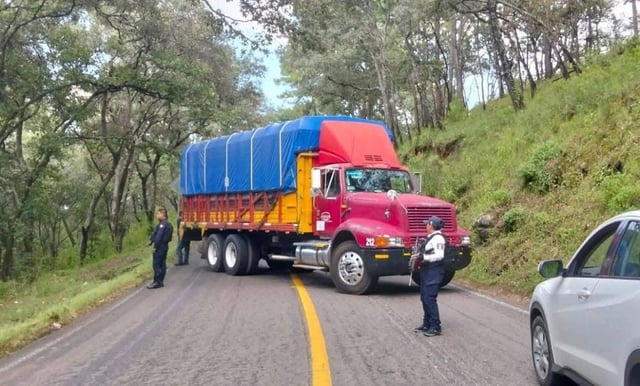 Bloquean carretera Morelia-Guadalajara en tramos de Quiroga-Carapan