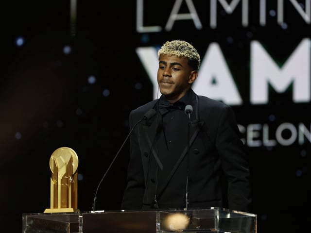 PARIS (France), 22/09/2025.- Barcelona player Lamine Yamal receives the Men's Kopa Trophy 2025 during the Ballon d'Or 2025 ceremony at the Theatre du Chatelet in Paris, France, 22 September 2025. (Francia) EFE/EPA/Mohammed Badra