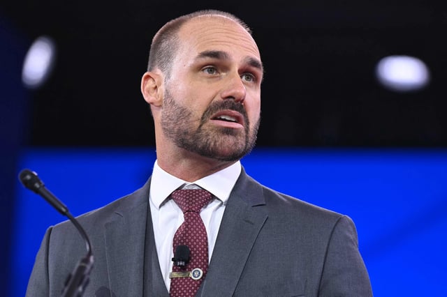 El político brasileño Eduardo Bolsonaro, hijo de Jair Bolsonaro, habla durante la Conferencia Anual de Acción Política Conservadora (CPAC) en el Gaylord National Resort & Convention Center de National Harbor, en Oxon Hill, Maryland, el 20 de febrero de 2025.