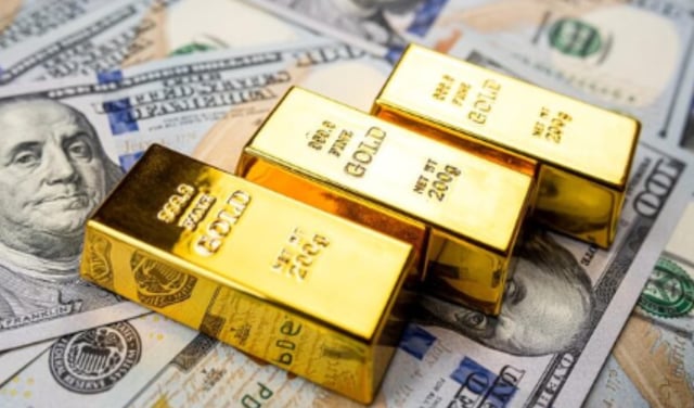 Oro alcanza máximos históricos mientras el dólar se debilita
