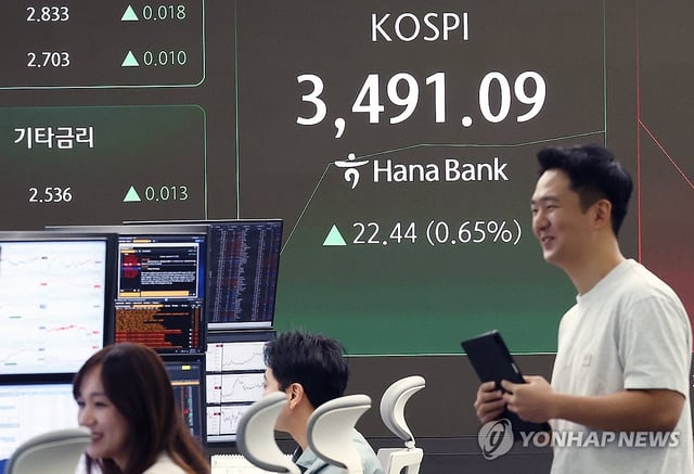 This photo shows the dealing room of Hana Bank in central Seoul on Sept. 23, 2025. (Yonhap)