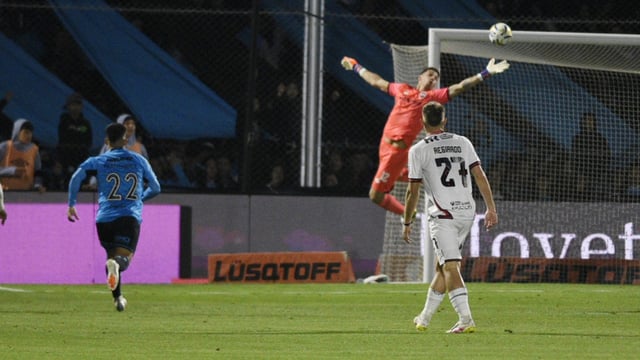 Newell\'s pagó caro un error de Espínola en la salida y pierde 1 a 0.