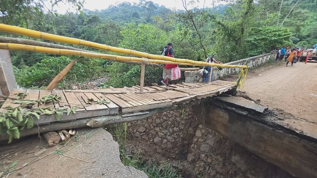 Colocaron una estructura temporal para permitir el tránsito de los habitantes de la zona media y alta, mientras continúan los trabajos de rehabilitación