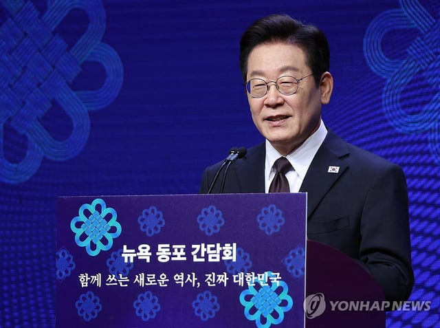 President Lee Jae Myung speaks during a meeting with Korean Americans at a hotel in New York on Sept. 22, 2025. (Yonhap)