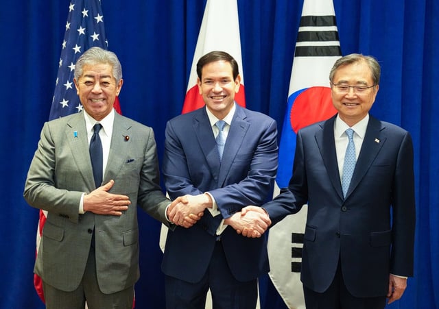 South Korean Foreign Minister Cho Hyun (R), U.S. Secretary of State Marco Rubio (C) and Japanese Foreign Minister Takeshi Iwaya pose for a photo as they meet trilaterally in New York on Sept. 22, 2025, in this photo captured from Rubio's X account. (PHOTO NOT FOR SALE) (Yonhap)