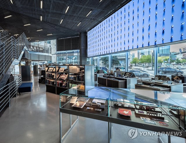This photo provided by Hyundai Motor Co. on Sept. 23, 2025, shows the automaker's renovated Hyundai Motorstudio Seoul, the company's customer brand experience center. (PHOTO NOT FOR SALE) (Yonhap)