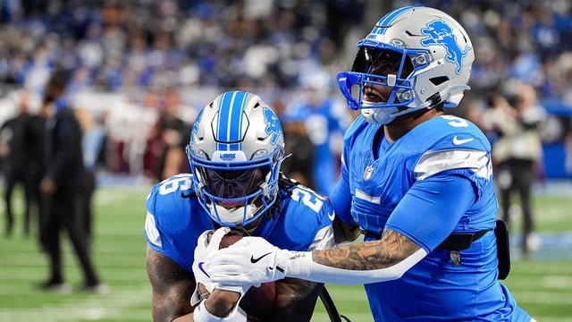 Detroit Lions running back Jahmyr Gibbs (26) warms up with running back David Montgomery (5) before the NFC divisional round at Ford Field in Detroit on Saturday, Jan. 18, 2025. Junfu Han / USA TODAY NETWORK via Imagn Images