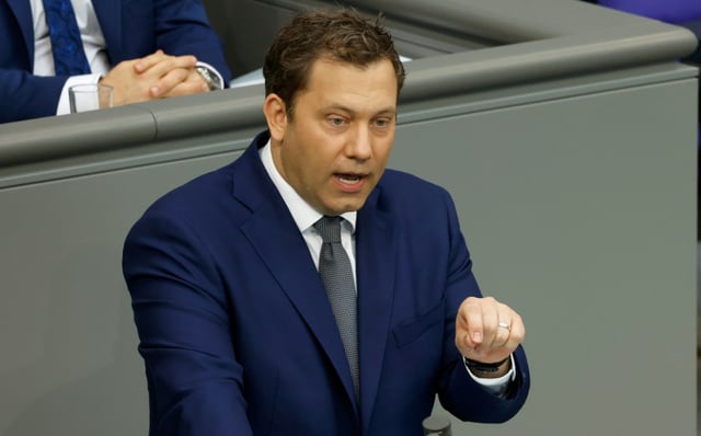 Der Bundestag befasst sich ab Dienstag erstmals mit dem Entwurf der Bundesregierung für den Bundeshaushalt 2026. Bundesfinanzminister Lars Klingbeil (SPD) will den Etatentwurf für das kommende Jahr einbringen.