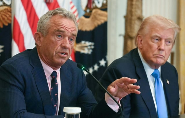 Le président américain, Donald Trump, écoute son ministre de la Santé, Robert F. Kennedy Jr., qui s’exprime lors d’un événement consacré à la santé à l’ère de la technologie, à la Maison Blanche à Washington, le 30 juillet 2025