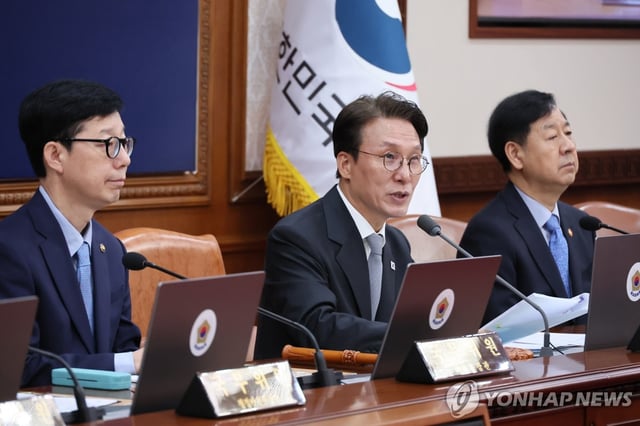 Prime Minister Kim Min-seok (C) presides over a Cabinet meeting at the government complex in Seoul on Sept. 23, 2025. (Yonhap)