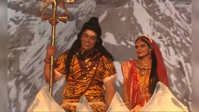 Ayodhya’s Ramleela Day 1 Full of Grandeur: Vindu Dara Singh as Lord Shiva, Avtar Gill as Narad Muni Fascinate Devotees | Image: ANI