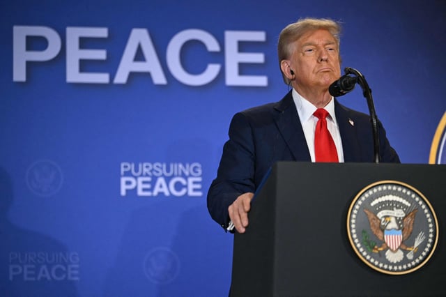 El presidente de Estados Unidos, Donald Trump, escucha durante una conferencia de prensa conjunta con el presidente ruso, Vladimir Putin, tras participar en una cumbre entre Estados Unidos y Rusia sobre Ucrania en la Base Conjunta Elmendorf-Richardson en Anchorage, Alaska
