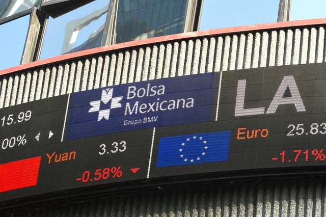 Fotografía de archivo del pizarrón exterior de la Bolsa Mexicana de Valores (BMV) en Ciudad de México (México). EFE/Jorge Núñez