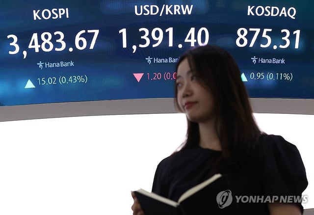 This photo shows the dealing room of Hana Bank in central Seoul on Sept. 23, 2025. (Yonhap)
