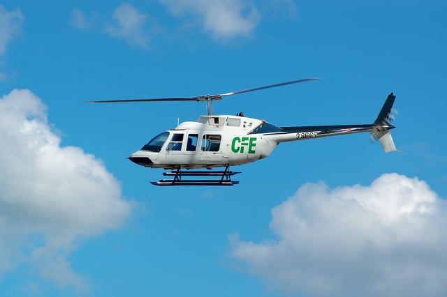 Desaparece helicóptero de la CFE en zona serrana de Jalisco: temen desplome cerca del cerro El Jabalí. / Imagen ilustrativa hecha con IA (Copilot).