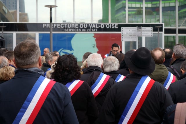 Rassemblement d’élus du Val-d’Oise pour défendre le service public, le 2 février 2023. Le premier ministre, Sébastien Lecornu, a relancé le grand chantier de la décentralisation ce 19 septembre 2025, dans une lettre envoyée aux élus locaux.