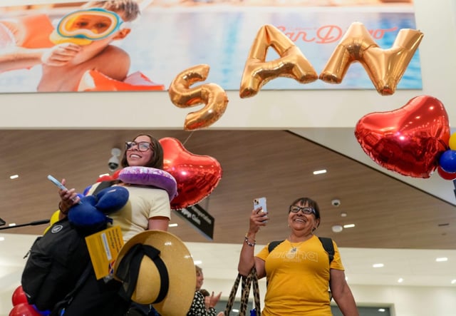 San Diego International Airport will welcome the first flights to arrive at the new Terminal 1. Passengers from flight from Honolulu is the first flight at the San Diego International Airport on Monday, Sept. 22, 2025 in San Diego, California. (Alejandro Tamayo / The San Diego Union-Tribune)