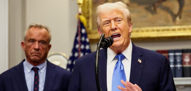 US-Präsident Donald Trump. Im Hintergrund Robert F. Kennedy Jr.