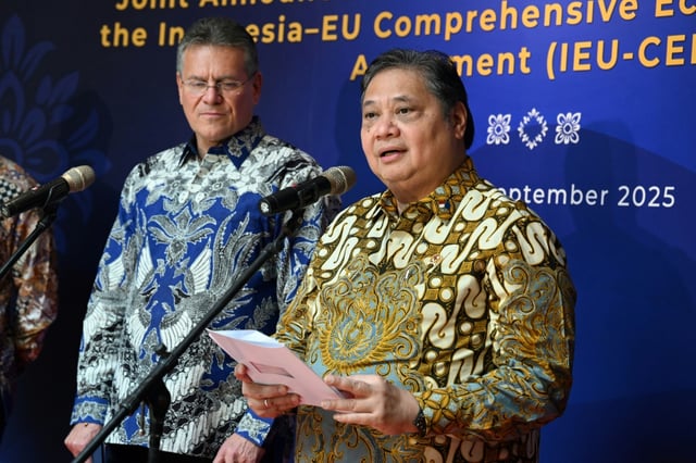 Le ministre indonésien de l'Economie, Airlangga Hartarto (d.), et le commissaire européen au commerce, Maros Sefcovic, s'expriment sur scène après avoir paraphé l'accord de libre-échange entre l'Indonésie et l'UE sur l'île indonésienne de Bali, le 23 septembre 2025
