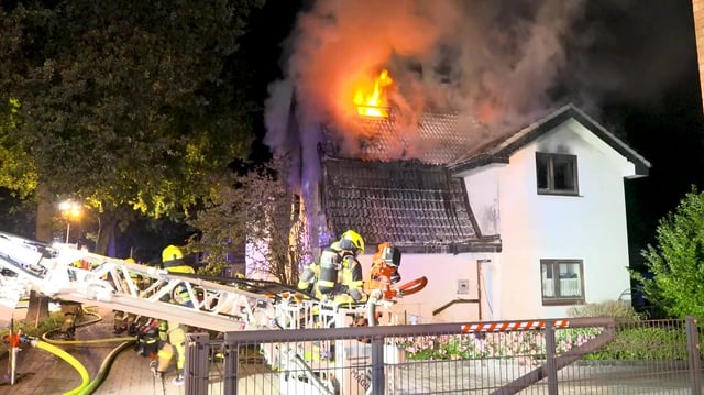 Eine Neunjährige wird nach dem Brand in Pinneberg vermisst.