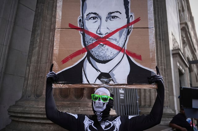 Manifestation jeudi 18 septembre contre la suspension de l’émission de Jimmy Kimmel devant le studio où est enregistré le show à Los Angeles.