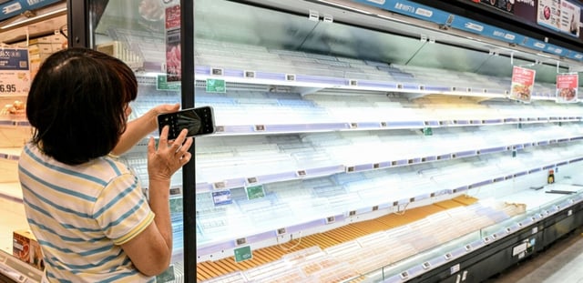 Un supermarché de la ville chinoise de Shenzhen, voisine de Hong Kong, aux rayons dévalisés par les cients à l'approche du typhon Ragasa, le 22 septembre 2025