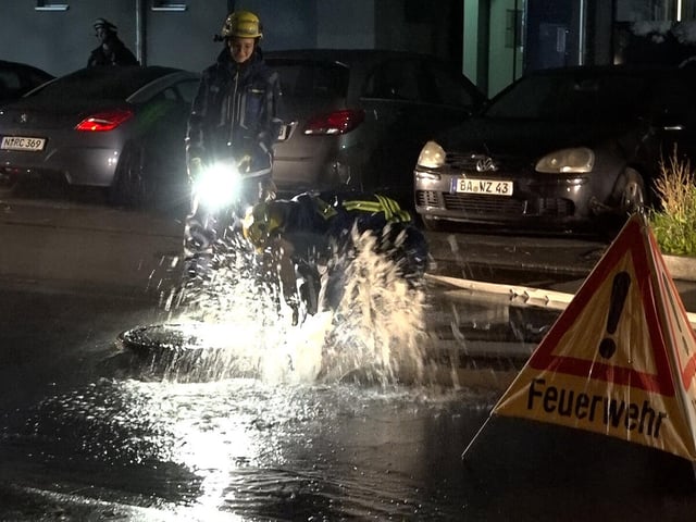 Überlaufendes Regenrückhaltebecken sorgt für Feuerwehreinsatz am Mercado Einkaufszentrum
