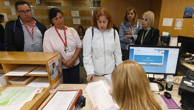 La comisión de centro entregando las firmas. |  Pablo Gamarra