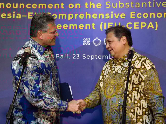 Der indonesische Wirtschaftsminister Airlangga Hartarto (r.), und EU-Handelskommissar Maros Sefcovic (l.) nach der Unterzeichnung des Abkommens.